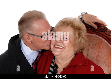 Nahaufnahme der Senior seine Frau zu küssen. Stockfoto