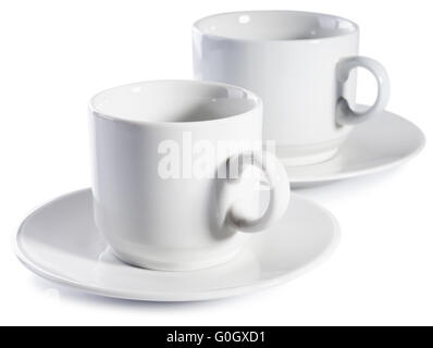 Zwei leere Porzellantassen und Untertassen auf weißem Hintergrund Stockfoto