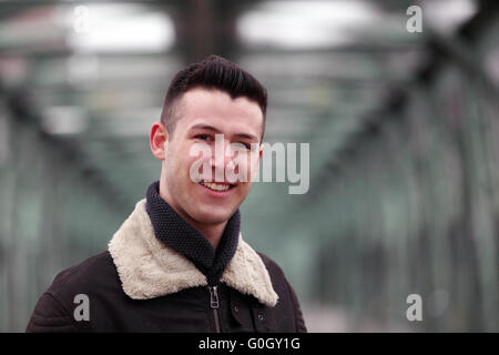 Attraktive junge Mann trägt Lederjacke auf der Straße Stockfoto