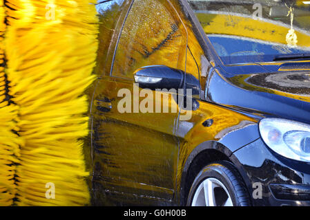 Auto, das durch eine automatische Autowäschemaschine Stockfoto