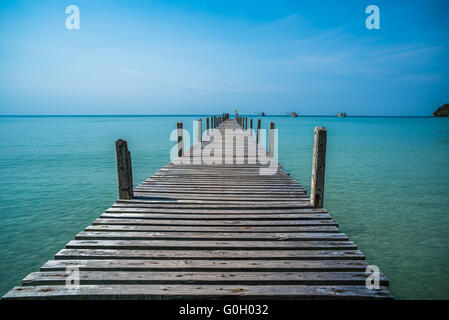 Tropical sea and wooden pier, holiday background Stockfoto