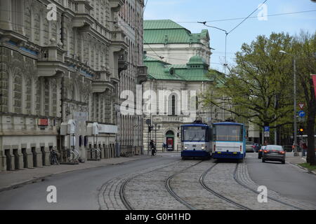 Riga-Straßenbahn in Stadt umgibt: verfolgen Sie Layout, Anordnung der Haltestellen und berühmten Wagen Pol Stromabnahme Stockfoto