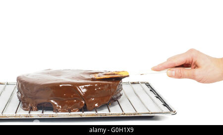 Konditor zu letzten Schliff eine Sacher Schokoladen-Kuchen mit Zuckerguss Stockfoto