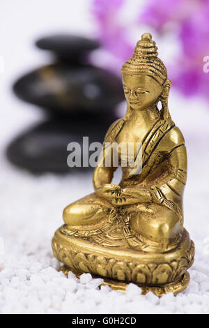 Buddhafigur sitzend im ZEN-Garten Stockfoto