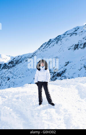 mittleren Alters Brünette vor dem Hintergrund der Berge Stockfoto