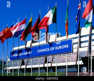 Flaggen der europäischen Länder vor dem Europarat Gebäude, Palais de l ' Europe, Straßburg, Elsass, Frankreich