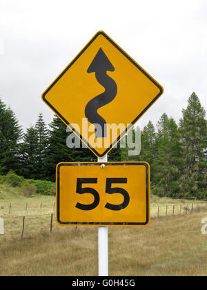 Biegungen in Straße unterzeichnen in Neuseeland. Höchstgeschwindigkeit 55 km/h Stockfoto