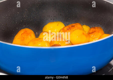 Bratkartoffeln in der Pfanne. Stockfoto