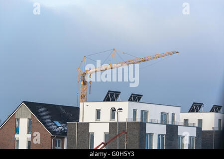 Reihenhäuser und Baukran. Stockfoto