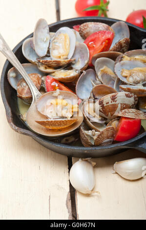 frische Muscheln auf einer eisernen Pfanne Stockfoto