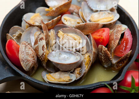 frische Muscheln auf einer eisernen Pfanne Stockfoto