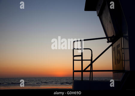 Rettungsschwimmer-Hütte in der Silhouette gegen Sonnenuntergang Stockfoto