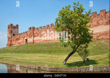 Die mittelalterlichen Mauern von Castelfranco Veneto (Treviso, Veneto, Italien) Stockfoto