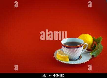 Teetasse auf farbigem Hintergrund mit Zitrone Obst und Zitrone Blatt Stockfoto