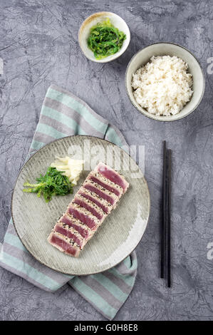 Thunfisch Tataki mit Wakame und Reis Stockfoto