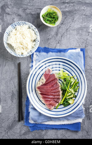 Thunfisch Tataki mit Salat und Reis Stockfoto