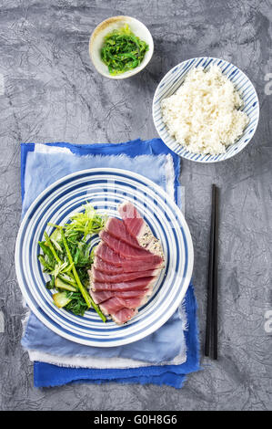 Thunfisch Tataki mit Salat und Reis Stockfoto