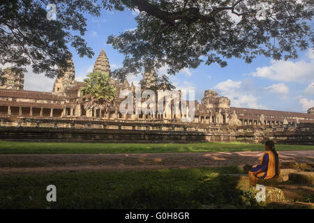 Frau starrt auf das zentrale Heiligtum, Prasat Angkor Wat, Siem Reap, Kambodscha Stockfoto