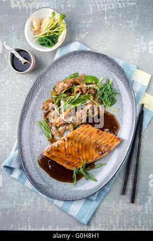 Lachs Teriyaki auf Platte Stockfoto