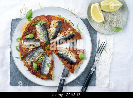 Sardine-Tarte auf Platte Stockfoto