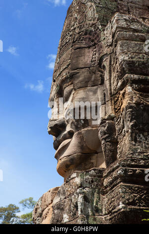 Rätselhaft lächelndes Gesicht, Prasat Bayon, Siem Reap, Angkor, Kambodscha geschnitzt Stockfoto