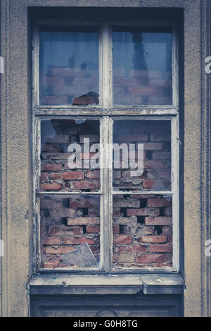 altes Fenster, zerbrochenes Glas, Fenster zugemauert Stockfoto