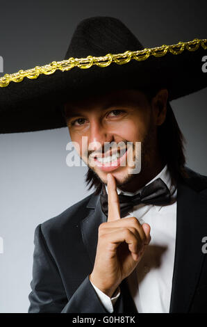 Mexikanische Jüngling trägt sombrero Stockfoto