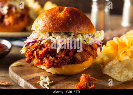 Hausgemachte vegane zog Jackfruit BBQ Sandwich mit Krautsalat und Pommes frites Stockfoto