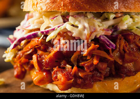 Hausgemachte vegane zog Jackfruit BBQ Sandwich mit Krautsalat und Pommes frites Stockfoto