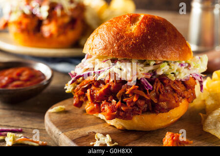 Hausgemachte vegane zog Jackfruit BBQ Sandwich mit Krautsalat und Pommes frites Stockfoto