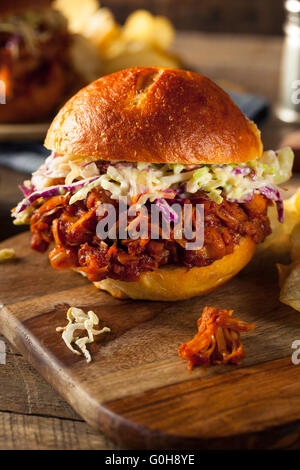 Hausgemachte vegane zog Jackfruit BBQ Sandwich mit Krautsalat und Pommes frites Stockfoto