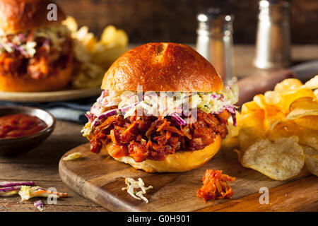 Hausgemachte vegane zog Jackfruit BBQ Sandwich mit Krautsalat und Pommes frites Stockfoto