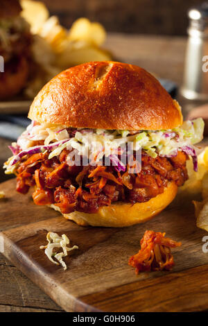 Hausgemachte vegane zog Jackfruit BBQ Sandwich mit Krautsalat und Pommes frites Stockfoto