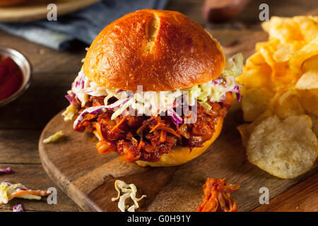 Hausgemachte vegane zog Jackfruit BBQ Sandwich mit Krautsalat und Pommes frites Stockfoto