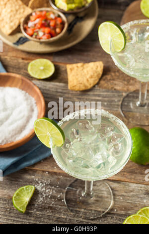 Erfrischende hausgemachte klassische Margarita mit Kalk und Salz Stockfoto