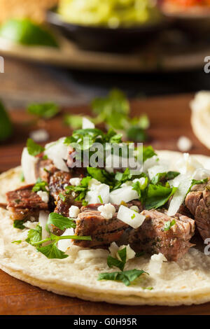 Hausgemachte Carne Asada Street Tacos mit Käse Koriander und Zwiebeln Stockfoto