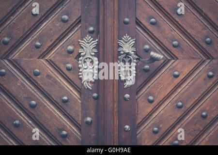 schöne alte Holztür mit Metall Türgriffe, Vintage-look Stockfoto