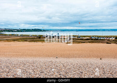 Ein breiter Strand mit abgerundeten farbigen Flint und Hornstein Kieseln erreicht fast Chesil Beach Besucherzentrum und die Flotte Lagune hinaus Stockfoto