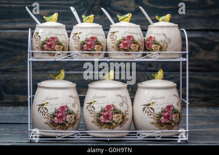 Keramik, Runde Gläser mit Blumenornamente und Vögel auf blauem Hintergrund aus Holz Stockfoto