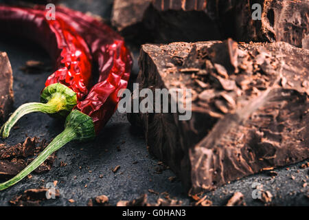 Schokolade. Schwarze Schokolade. Ein paar Würfel von schwarzer Schokolade. Schokolade Brocken. Schokoriegel Stücke. Stockfoto