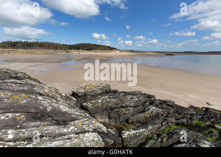 Wales und Anglesey Küstenweg in Nord-Wales. Malerische Aussicht auf Silver Bay, mit RAF Valley im fernen Hintergrund. Stockfoto