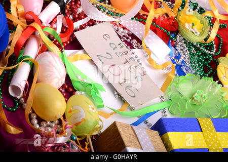 Ostern-Hintergrund mit Eiern, Bändern und Frühlingsdekoration Stockfoto
