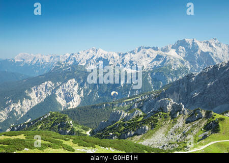 Alpen Berge Sommer Luftbild mit frei steigenden Gleitschirm über schöne Alpenlandschaft Stockfoto