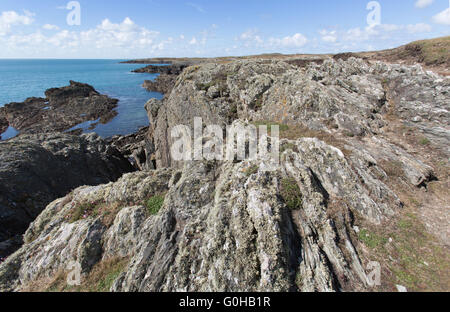 Wales und Anglesey Küstenweg in Nord-Wales. Malerische Aussicht auf die Küste von Anglesey auf der Westküste von Heiligen Island. Stockfoto