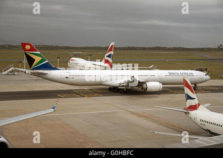 Bewegung der CAPE TOWN INTERNATIONAL AIRPORT SOUTH AFRICA Flugzeuge auf dem Taxiway. SA Airways und BA Flugzeuge Stockfoto