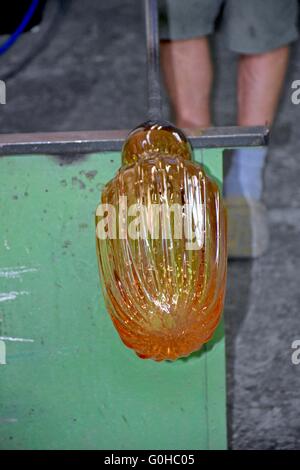 Glasbläser Machen von Glas bei der Glasfabrik auf der Insel Murano, Italien Stockfoto