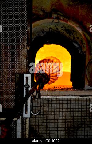 Glasbläser Machen von Glas bei der Glasfabrik auf der Insel Murano, Italien Stockfoto