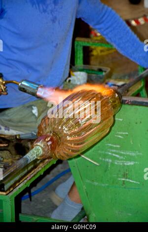 Glasbläser Machen von Glas bei der Glasfabrik auf der Insel Murano, Italien Stockfoto