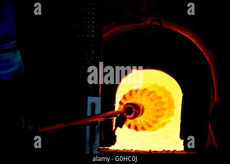 Glasbläser Machen von Glas bei der Glasfabrik auf der Insel Murano, Italien Stockfoto