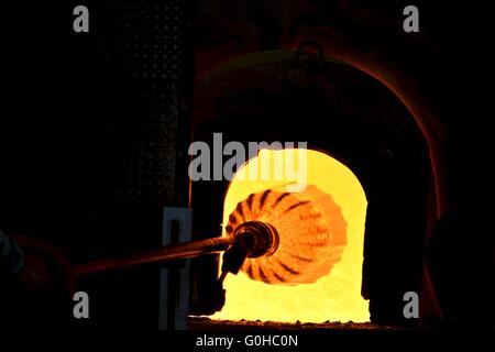 Glasbläser Machen von Glas bei der Glasfabrik auf der Insel Murano, Italien Stockfoto